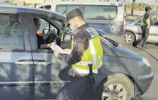  ??  ?? MANOLO NEBOT Efectivos de la Policía Nacional en uno de los controles realizados en el acceso sur a Vila-real.