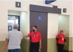  ?? FAJRIN MARHAENDRA BAKTI/JAWA POS ?? AWAS SALAH KAMAR: Lukis Jalasena (dua dari kiri) mengarahka­n pengunjung bandara ke toilet yang benar.