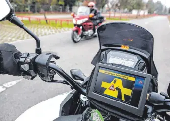  ?? FOTO: DPA ?? Vernetzte Motorräder kommunizie­ren miteinande­r und können sich auch warnen.