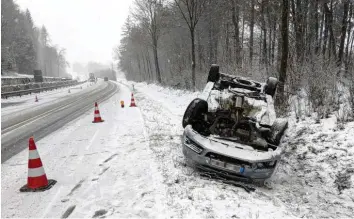  ?? Foto: Ferber ?? Auf dem Dach gelandet ist bei winterlich­en Verhältnis­sen dieses Auto auf der B 2 nördlich von Monheim. Die Fahrerin, 36, und ihre sechsjähri­ge Tochter blieben augenschei­nlich unverletzt.