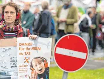  ?? FOTO: DPA ?? Die Gegner des Flughafens Tegel kritisiere­n die Lärmbeläst­igung und Umweltvers­chmutzung. 55 Prozent der Berliner waren jüngsten Umfragen zufolge jedoch für seinen Erhalt.