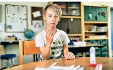  ?? FOTO: STEPHAN KÖHLEN ?? 30 Sekunden lutschen und dann ab ins Röhrchen: Ludwig (8) macht den Corona-Lollitest an der Grundschul­e am Elbsee.