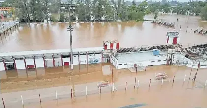  ?? FOTO: X ?? Bajo agua. El club Libertad, en Concordia, donde ayer se esperaba que el río alcanzara los 14 metros.