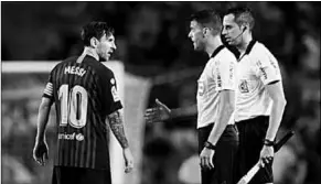  ??  ?? Lionel Messi was boos op de referee na het duel tegen Girona zondagmidd­ag. De referee gaf aan Clément Lenglet een rode kaart, maar Messi vond de rode kaart onterecht. (Foto: Goal)