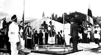  ??  ?? The tomb of Marcus Garvey being consecrate­d in a short religious ceremony at George VI Memorial Park. The very Rev Fr William Connolly (at mic) leads the ceremony. He is flanked by The Rev Fr Stanley Shearer (at his right) and The Rev Fr Dermot Verley (holding crucifix). Z. Munroe Scarlett of the UNIA and Marcus Garvey Jr are at right. St William Grant (UNIA) is at left as the bust of Garvey is in the niche in the background.