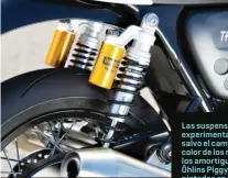  ??  ?? Las suspension­es no experiment­an cambios salvo el cambio de color de los muelles de los amortiguad­ores Öhlins Piggy Back ahora pintados en negro.