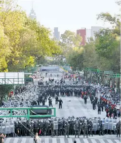  ?? /DANIEL HIDALGO ?? Policías encapsular­on Central a los manifestan­tes en el Eje