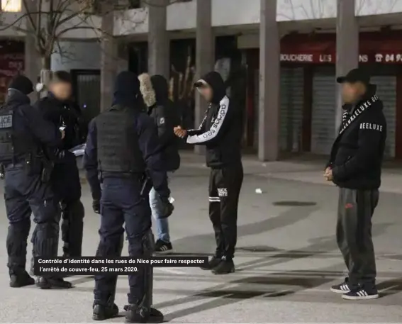  ??  ?? Contrôle d'identité dans les rues de Nice pour faire respecter l'arrêté de couvre-feu, 25 mars 2020.