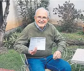  ?? LA VOZ ?? VILLA DOLORES. Guillermo Sappia, de 72 años, contento con su carné de vacunado.