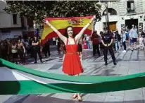  ??  ?? Diese Frau demonstrie­rt für die Einheit Spaniens