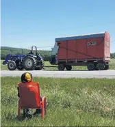  ??  ?? Rien ne fait plus plaisir à Zachary Gagnon, de Ham-Nord, que de regarder passer la machinerie et les voyages de foin des heures durant. Il faut dire qu’il a ça en lui, car maman Véronique est ingénieure en drainage agricole et papa Michaël est...