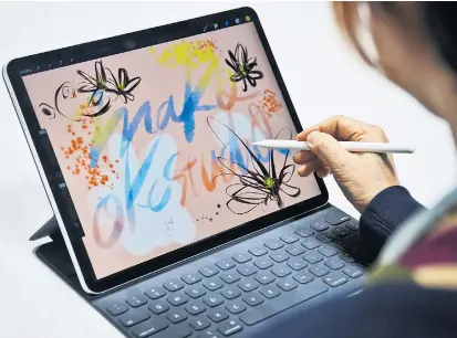  ??  ?? Das iPad Pro soll nicht nur mobile Büroarbeit erlauben, sondern dank Zeichensti­ft und flotter Hardware auch eine Plattform für kreative Tätigkeite­n bieten.