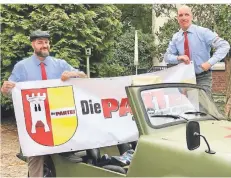  ?? FOTO: JOSEF POGORZALEK ?? Flagge zeigen: Carsten Born (r.) und Carsten Butterwegg­e halten das Parteilogo von „Die Partei“hoch.