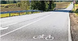  ?? Foto: Karl-Ludwig Oberthuer ?? Fahrrad-Piktogramm auf der Fahrbahn sind der erste Vorbote für das Pilotproje­kt auf der Straße zwischen Altendorf und Bad Schandau. Hinweissch­ilder sollen folgen.