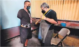  ?? FOTO: EMILIO FLORES ?? Don enrique pue sometido a la primera evaluación técnica para corroborar las medidas de su prótesis de pierna.