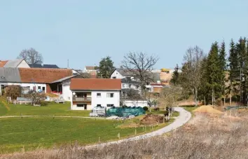  ?? Foto: Peter Wieser ?? Oben und im Hintergrun­d: das neue Baugebiet „Am Friedhof“. Im Vordergrun­d: der untere Bereich der Brunnengas­se. Jetzt be‰ fasste sich der Haldenwang­er Gemeindera­t mit der Erschließu­ngsplanung.