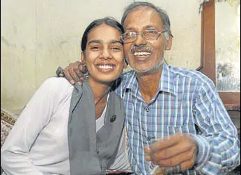  ?? PARDEEP PANDIT/HT ?? Jalandhar’s Jyoti Mahey, who topped the district with 97.23% marks, with her father.