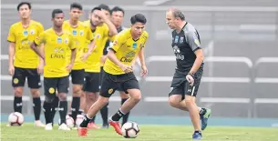  ??  ?? Thailand coach Milovan Rajevac, right, trains with his players in Hong Kong yesterday.