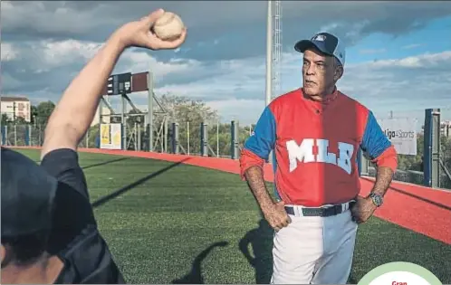  ?? DAVID AIROB ?? Gran
maestro. Eleodoro Arias, que fue ojeador de los Dodgers de Los Ángeles, durante una sesión en el campo de béisbol de Sant Boi,
el viernes