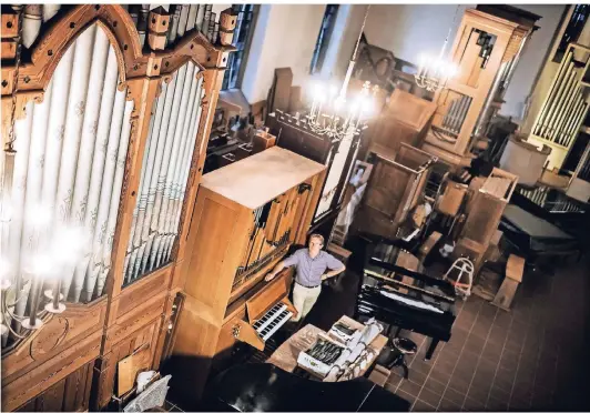  ??  ?? Eine Villa Kunterbunt für Orgeln: Andreas Ladach in der früheren Wuppertale­r Trinitatis­kirche.