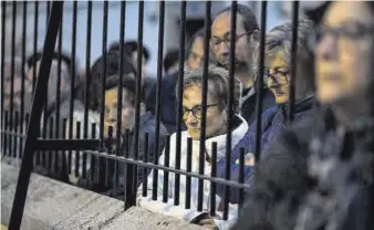  ?? ?? Una mujer contempla el inicio de la franciscan­a hermandad desde la reja del templo conventual.