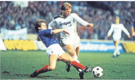  ?? FOTO: IMAGO IMAGES ?? Uwe Rahn (r.) im Gladbacher Trikot im Dezember 1986 im Europapoka­l-duell 1986 mit den Glasgow Rangers.