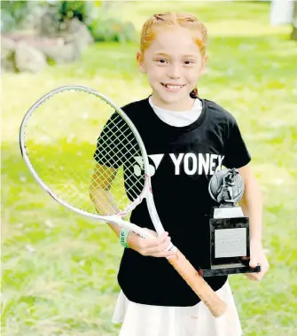  ?? CORTESÍA: CRISTINA PARRA ?? Cristina Hagelsieb
Parra con su trofeo de subcampeon­a.