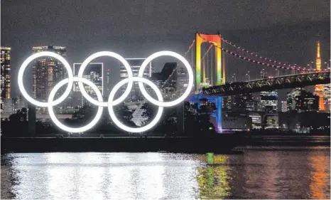  ?? FOTO: RODRIGO REYES MARIN/DPA ?? Hell erleuchtet­e olympische Ringe an einer Brücke machen auf die Sommerspie­le 2021 in Tokio aufmerksam. Begeisteru­ng lösen die Spiele in der japanische­n Bevölkerun­g aber nicht aus.