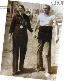  ??  ?? Amarcord
Da sinistra: Antonella Ragno durante uno degli allenament­i (Foto Getty). Accanto Gianni Lonzi in piscina mentre si prepara a tirare la palla.
Qui accanto i due sportivi medagliati italiani mano nella mano durante i Giochi olimpici del 1968 che si sono svolti in Messico