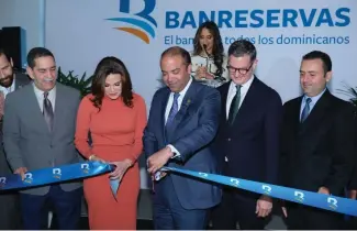  ?? ?? Samuel Pereyra encabezó el corte de cinta inaugural de la Feria Inmobiliar­ia Banreserva­s.