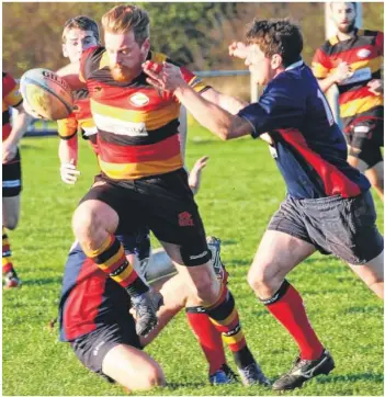  ?? Picture: Rebecca Clarke FM3489717 ?? Ashford’s Peter Walsh makes a strong run against Aylesford Bulls