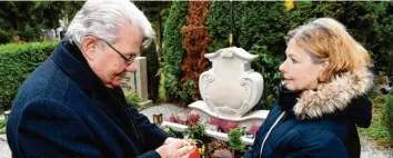  ??  ?? Ein weiteres Obdachlose­ngrab am Westfriedh­of ist bepflanzt worden. Dort wurde im September ein besonderer Grabstein gesetzt. Über das gespendete Grabmal haben sich Hans Stecker und Ulla Schmid vom Fördervere­in Wärmestube SKM sehr gefreut.