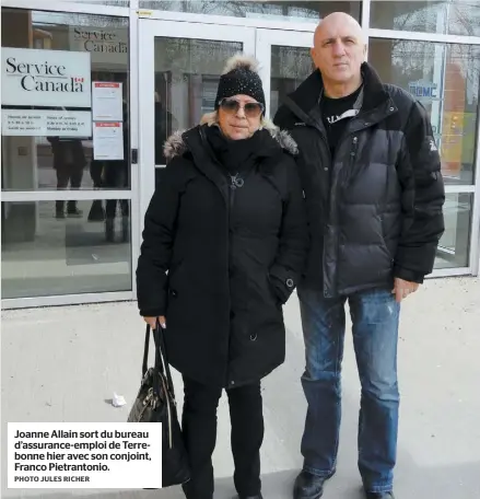  ?? PHOTO JULES RICHER ?? Joanne Allain sort du bureau d’assurance-emploi de Terrebonne hier avec son conjoint, Franco Pietranton­io.