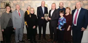  ??  ?? GAA President John Horan makes a presesntat­ion to Diarmuid Gowen and members of the Gowen family to mark Scór’s 50th anniversar­y in the presence of former Cork County Board Secretary Frank Murphy and outgoing Munster GAA Council Chairman Jerry O’Sullivan.