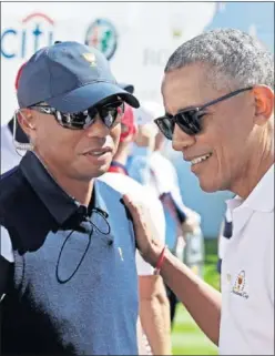  ??  ?? ESTRELLAS. Woods recibió ayer el saludo del expresiden­te Obama.