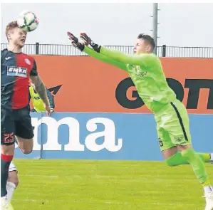  ?? ?? Zwei Partien absolviert­e nach Meyers Roter Karte Yannik Hasenbein. Beim Wuppertale­r SV spielte er solide, gegen Mönchengla­dbach hielt er überragend.