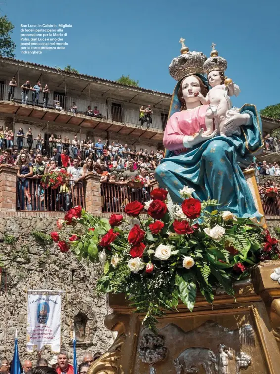  ??  ?? San Luca, in Calabria. Migliaia di fedeli partecipan­o alla procession­e per la Maria di Polsi. San Luca è uno dei paesi conosciuti nel mondo per la forte presenza della ‘ndrangheta