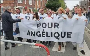  ??  ?? Les proches de la jeune fille tuée et violée ouvraient la marche blanche.