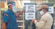  ?? AFP ?? A security guard puts up a notice informing the non-availabili­ty of beds in a private hospital in Prayagraj on Saturday