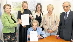  ?? Ref: 31-0521 ?? Ruth Saunders receives her Point of Light certificat­e from Newbury MP Laura Farris (second left), family and friends