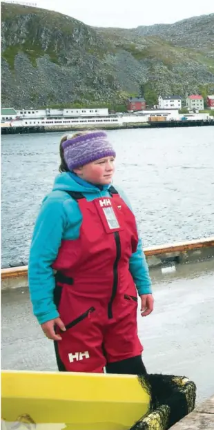  ??  ?? UTGJØR EN RISIKO: Kjell Sørbø og datteren Helle i Kjøllefjor­d med snøkrabbe. Artsdataba­nken nå ser på Svalbard og fastlandet hver for seg når den utarbeider