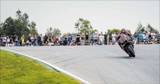  ?? ?? Maverick Viñales rueda con su Aprilia sobre el asfalto de Portimao durante el ‘warm up’ del GP de Portugal de MotoGP disputado el domingo 24 de marzo.