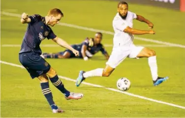  ?? Associated Press ?? ↑
Philadelph­ia Union’s Kacper Przybylko (left) scores past Atlanta United’s Anton Walkes during their CONCACAF Champions League match in Chester on Tuesday.