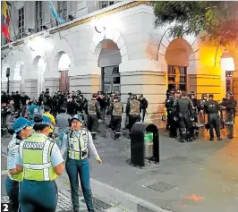  ??  ?? 2 2. Toque de queda. En la segunda noche de cumplimien­to del Decreto 888, miembros de la Armada del Ecuador blindaron la Gobernació­n y la zona militar en Guayaquil.