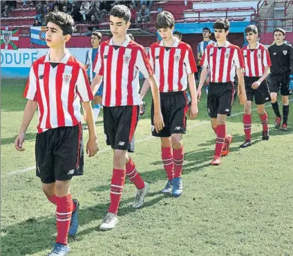  ?? FOTO: ATHLETIC ?? Sin torneo
Los jugadores del Athletic saltan al verde en la pasada edición del Dani Güeñes Trophy para medirse al Espanyol