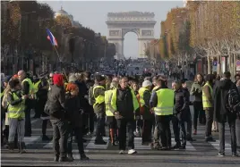  ?? EULER
FOTO: TT-AP / MICHEL ?? ■Demonstran­ter blockerar paradgatan Champs-Élysées i Paris vid lördagens omfattande demonstrat­ion mot höjda bensinpris­er i Frankrike. Totalt skadades 409 personer i samband med protestern­a.