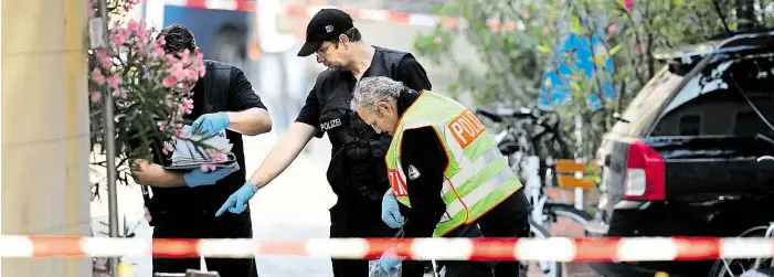  ?? Foto: AP ?? Bomba v Ansbachu Policisté ohledávají místo ve městě Ansbach, kde se v noci na včerejšek odpálil syrský sebevražed­ný atentátník.