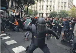  ?? FOTO: NTB SCANPIX ?? BRUTALT: Spansk politi gikk hardt til verks for å stoppe søndagens folkeavste­mning i Barcelona.