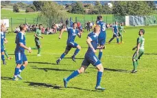  ?? FOTO: PS ?? Lange Zeit ist die Partie zwischen Schlachter­s (blaues Trikot) und Lindau ausgeglich­en. Dann setzen sich die Hausherren entscheide­nd ab.