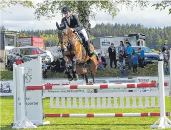  ?? FOTO: KHB ?? Am Dienstag, 1. Mai, hat das Springturn­ier des Reitverein­s Moosbeuren (das Bild zeigt Lara Kutz auf „Collier“vom gastgebend­en Verein) begonnen, am Wochenende 5./6. Mai wird es fortgesetz­t.